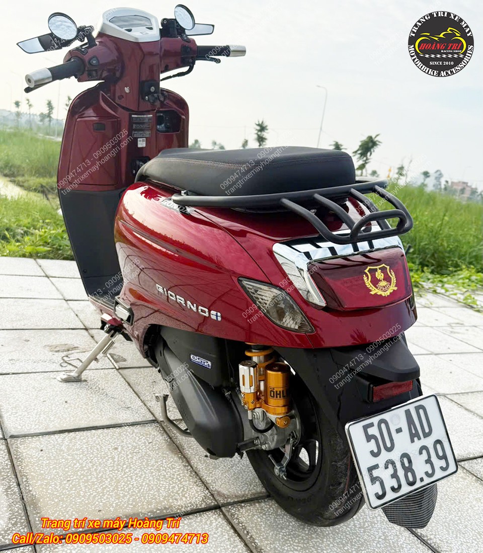 Quan sát kỹ bạn sẽ thấy các món đồ hiệu được bố trí trên xe một cách khéo léo