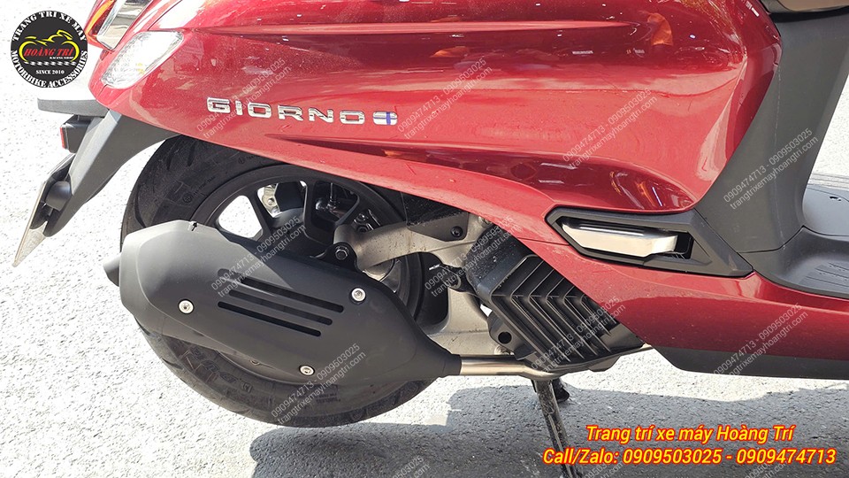 Bên hông phải của Giorno tạo điểm nhấn với các đường cong mềm mại