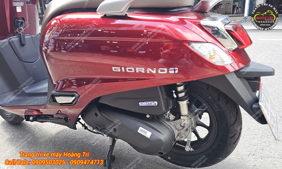 Phuộc và chân chống vẫn giữ tông đen zin, đơn giản đúng chức năng