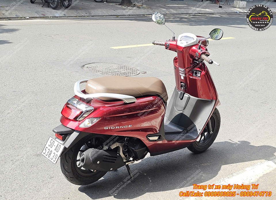 Ngoại hình có nét tương đồng với dòng Grande nhưng góc cạnh và thể thao hơn