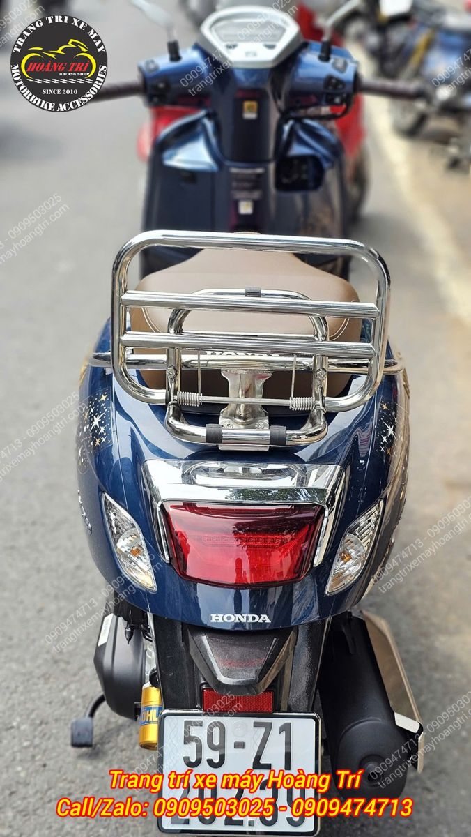 Nhìn từ phía sau, phụ kiện này mang lại phong cách sang trọng tương tự Vespa