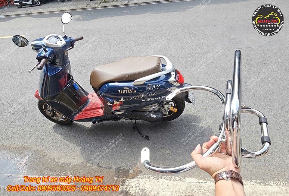 Trên tay bộ baga sau Giorno tựa lưng làm từ inox cao cấp, chuẩn bị lắp đặt cho xe