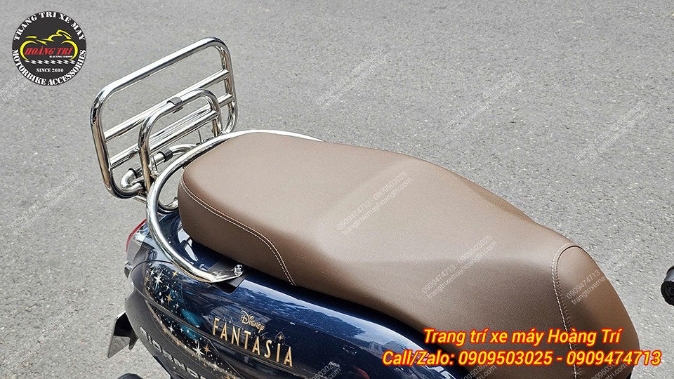 Ngoài ra, phần tựa lưng có thể gập ra để dễ dàng lắp thêm thùng sau cho xe