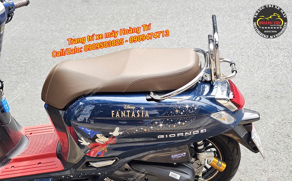 Tổng thể bên trái của Giorno 125 sau khi lắp baga sau inox tựa lưng trông rất cân đối