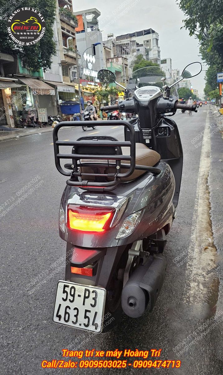 Chủ xe chọn loại baga sau Giorno sơn đen mờ, tông xuyệt tông với màu tổng thể xe