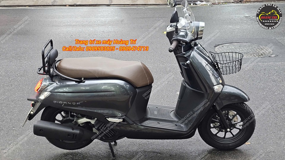 Việc lắp thêm rổ trước và kính chắn gió khiến ngoại hình Giorno thay đổi rõ rệt