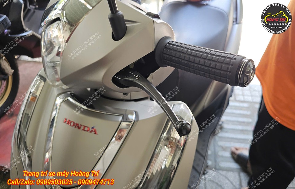 Chất liệu cao su cao cấp giúp tạo độ bám tay tối ưu khi vận hành xe