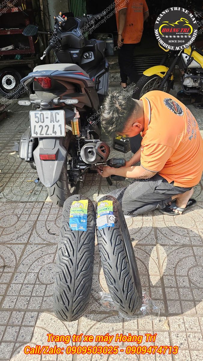 Nhân viên kỹ thuật đang tiến hành tháo vỏ cũ và thay thế bằng cặp lốp mới City Grip 2
