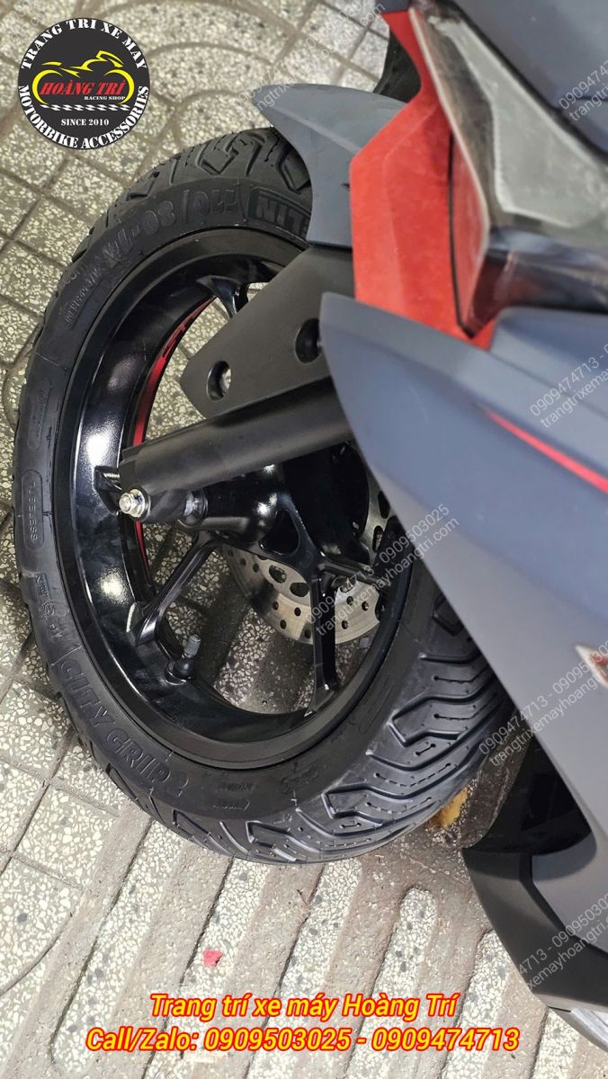 Cặp lốp Michelin City Grip 2 mới tinh đã được hoàn thiện trên xe NVX V3