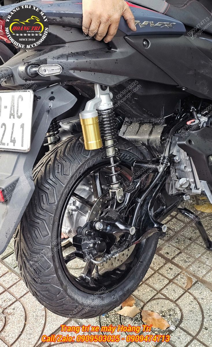 Hình ảnh cận cảnh lốp sau Michelin City Grip 2 vừa được lắp đặt xong cho NVX V3