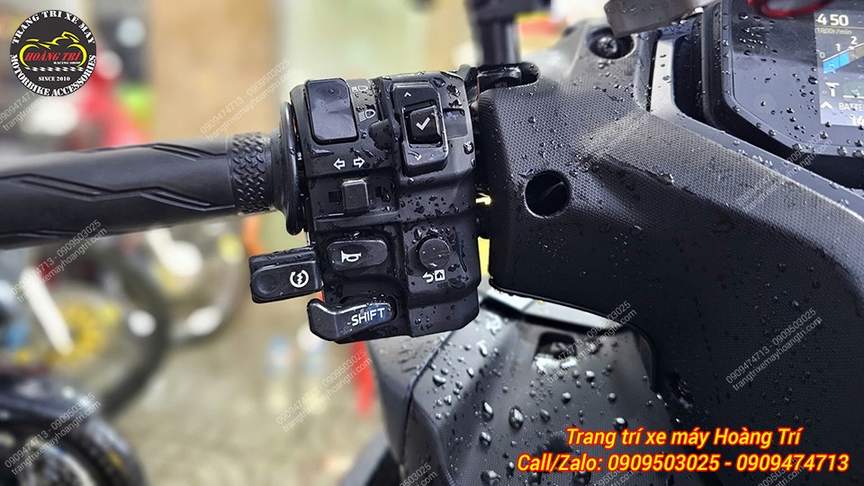 Anh khách trang bị thêm công tắc riêng để dễ dàng điều khiển đèn trợ sáng vừa lắp