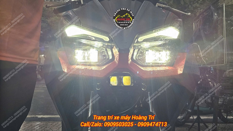 Chiếc NVX V3 được gắn cặp đèn M10 Ultra tại khu vực trung tâm bên dưới cụm đèn pha chính