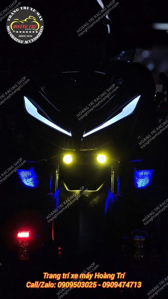 Hai đèn J2 đặt đối xứng giúp tăng cường độ sáng tối đa khi di chuyển ban đêm