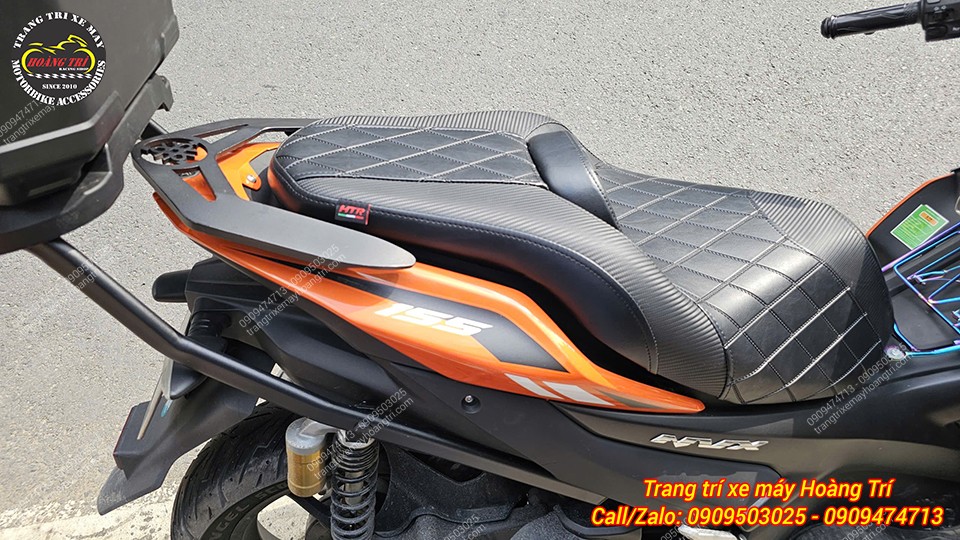 Anh khách lựa chọn mẫu yên 2 tầng V5 đang có sẵn tại Hoàng Trí Shop