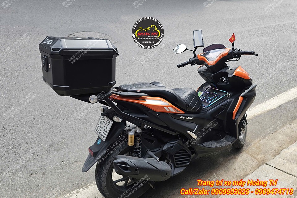 Với phong cách thể thao mạnh mẽ, bộ yên 2 tầng kết hợp cùng baga sau và thùng sau là combo hoàn hảo