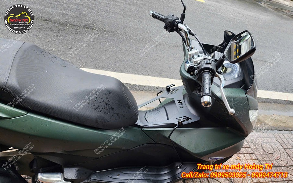 Anh khách bổ sung thêm hai móc treo nhôm CNC trên baga giữa của PCX