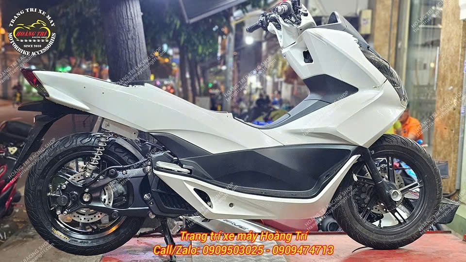 Shop vừa tiếp nhận chiếc PCX màu trắng với yêu cầu nâng cấp dàn body kit Goldwing