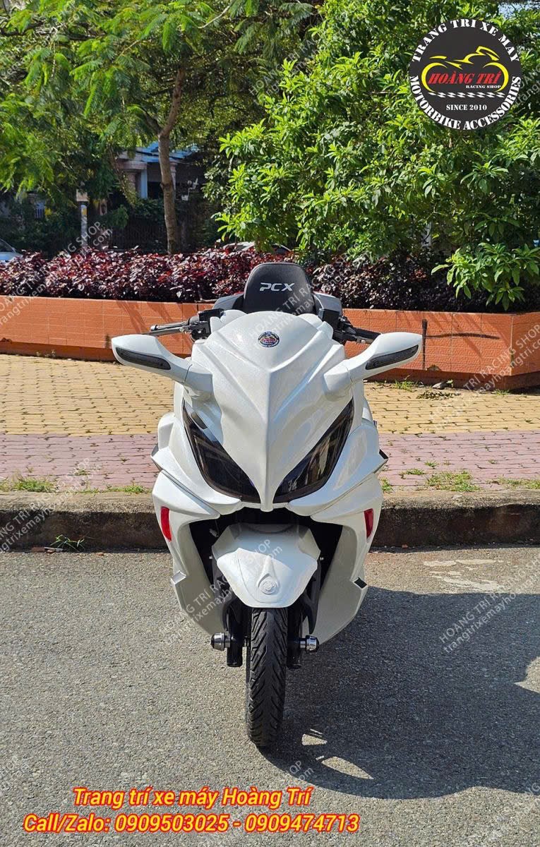 Góc nhìn chính diện với kính chắn gió HTR đi kèm bộ kính hậu gắn trực tiếp trên kính chắn gió