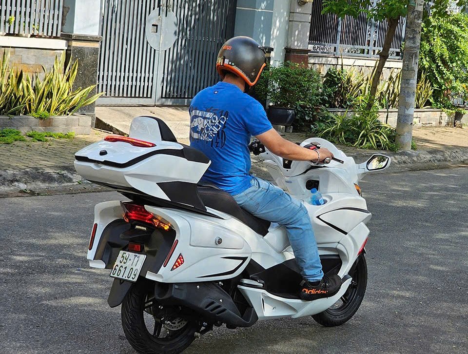 Từ phiên bản PCX tiêu chuẩn, nay đã biến hình thành Goldwing cao cấp chỉ với trọn bộ body kit