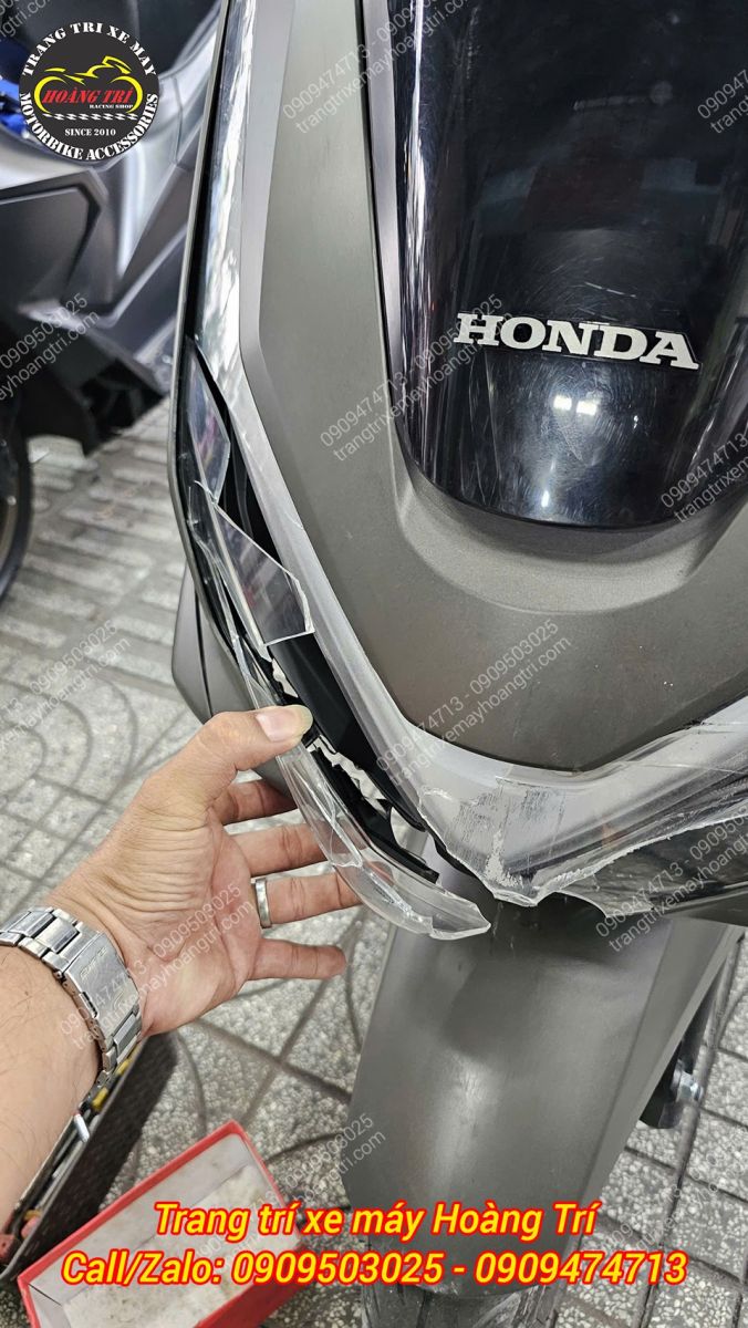 Sau va chạm với ô tô, thân xe vẫn nguyên vẹn nhưng phần đèn bị hư hỏng nghiêm trọng