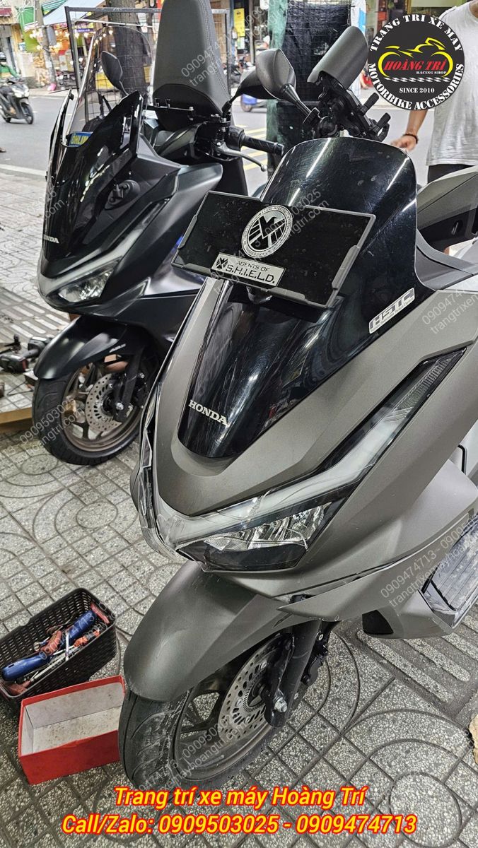 Anh khách đã đến Hoàng Trí Shop để thay thế cụm đèn pha PCX 160 chính hãng Honda