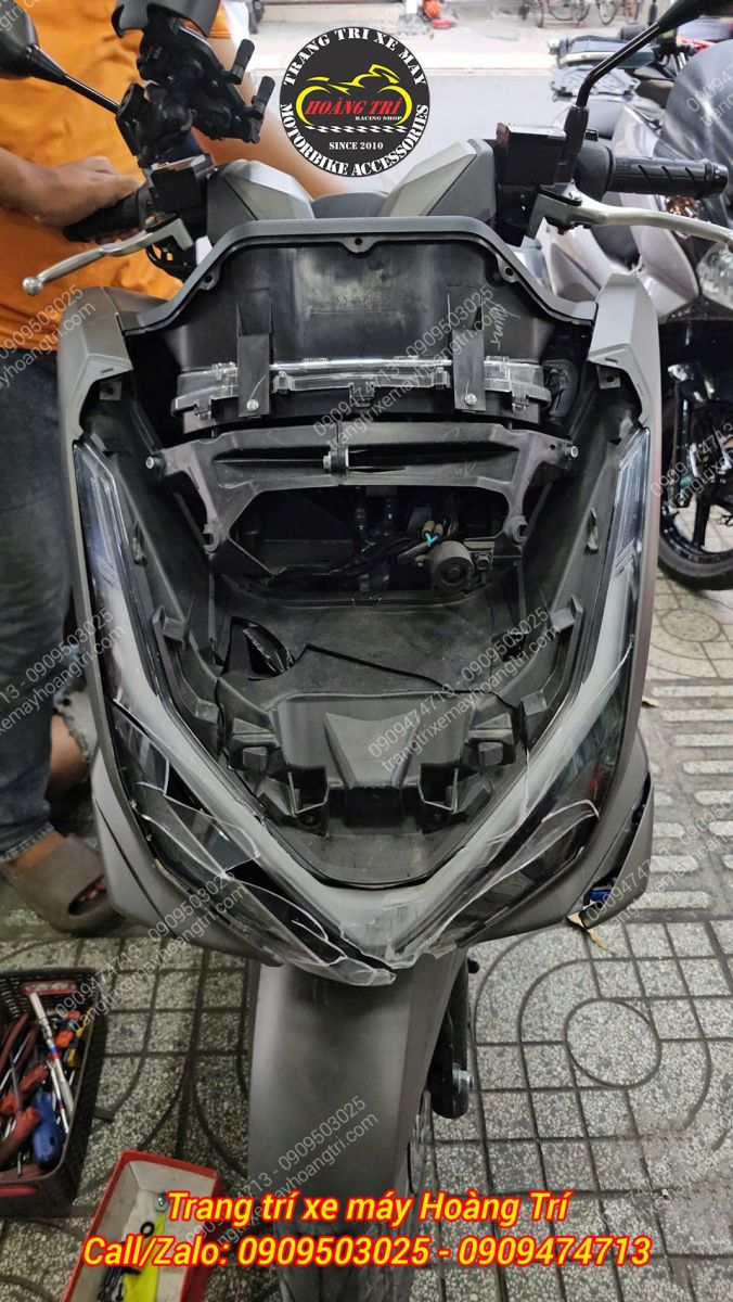 Bắt đầu tiến hành tháo mặt nạ xe, chuẩn bị cho công đoạn thay cụm đèn pha PCX 160