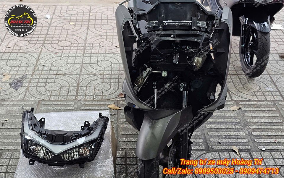 Bên cạnh là cụm đèn pha PCX 160 mới tinh vừa khui hộp, sẵn sàng lắp lên xe