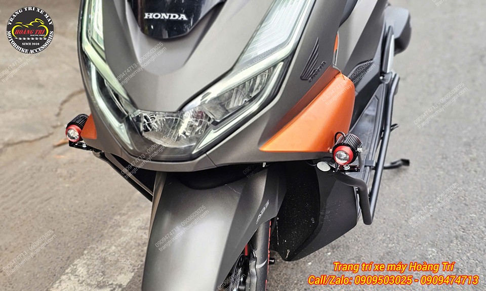 Anh khách đã nâng cấp cặp đèn trợ sáng lắp ở hai bên khung chống đổ cho chiếc PCX 160