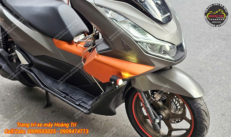 Khi bật đèn lên, ánh sáng mạnh mẽ thể hiện rõ khả năng chiếu sáng vượt trội trên PCX 160