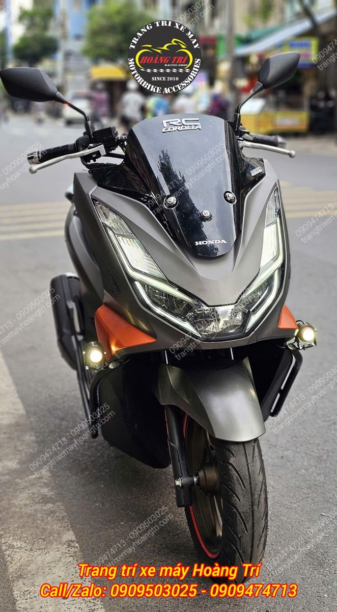 Bộ đèn được gắn trên khung chống đổ gọn gàng, có thể tùy chỉnh hướng chiếu sáng linh hoạt