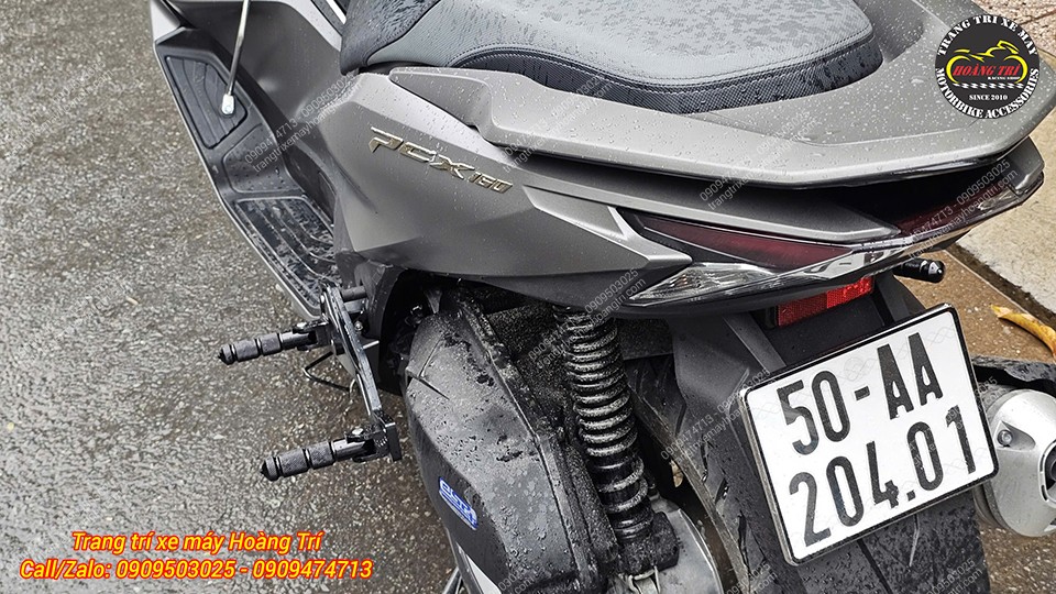 Gác chân có thể bật hoặc gập tùy ý - mỗi bên đều hoạt động độc lập tiện lợi