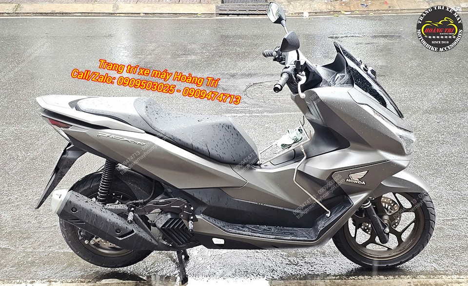 Chiếc PCX 160 màu xám trông khác biệt hơn hẳn sau khi được gắn bộ gác chân phụ HTR