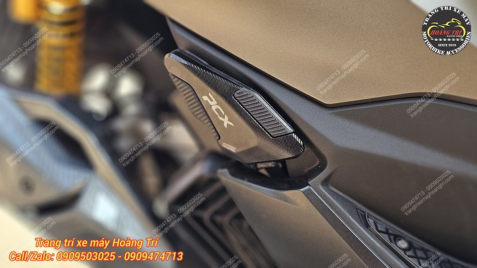 Gác chân FUX nhôm CNC màu đen được lựa chọn cho phiên bản PCX 160 màu xám