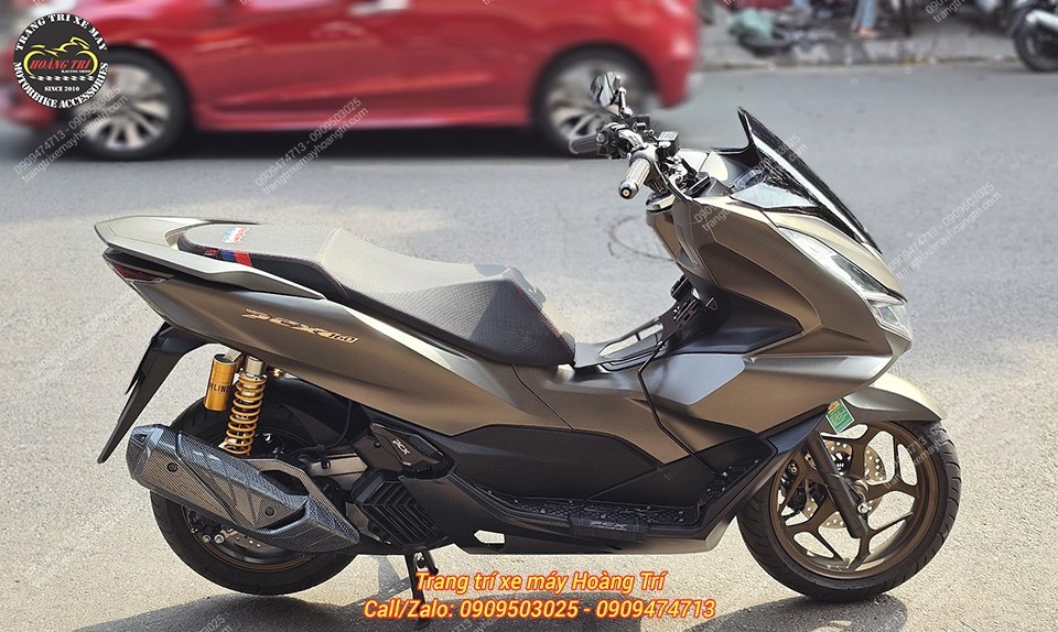 Gác chân FUX phía sau được lắp đồng bộ cùng phuộc Ohlins, baga giữa và thảm để chân giúp xe nổi bật hơn