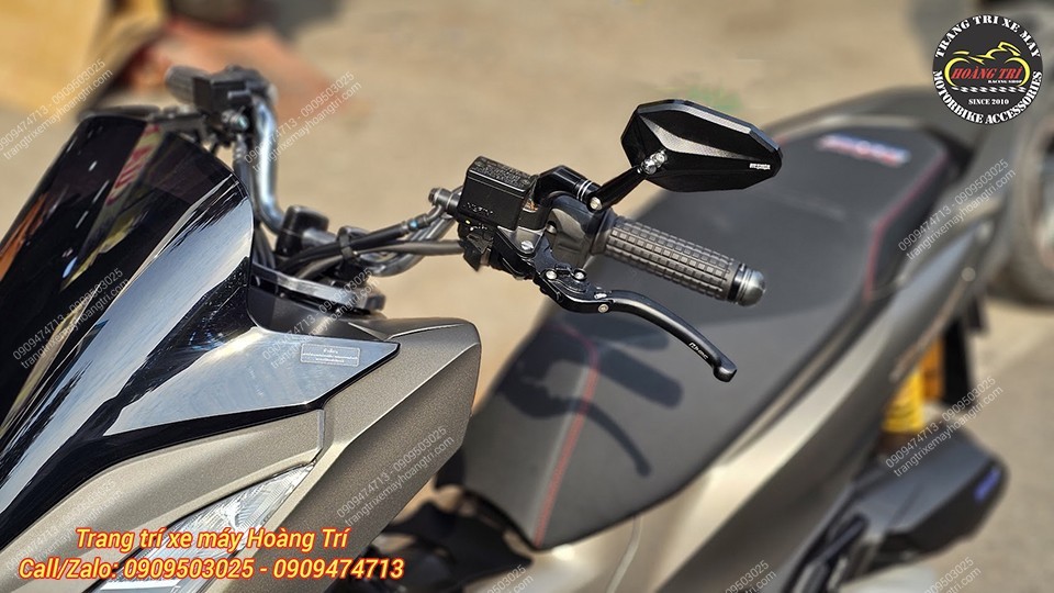 Trên cùm tay lái trái, anh trang bị thêm kính hậu kiểu H2C V5 phong cách thể thao