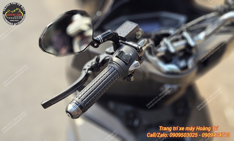 Toàn bộ cùm tay lái được hoàn thiện với dàn phụ kiện độ kiểng chất lượng, nâng tầm diện mạo xe