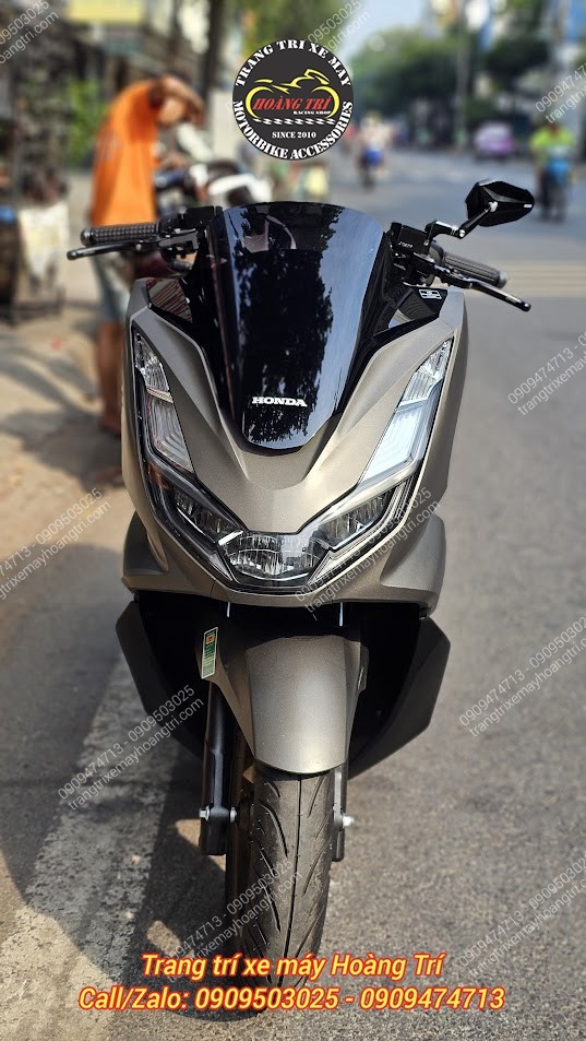 Từ góc nhìn trực diện, cụm tay lái toát lên vẻ sang trọng, mang lại cảm giác thoải mái khi cầm lái