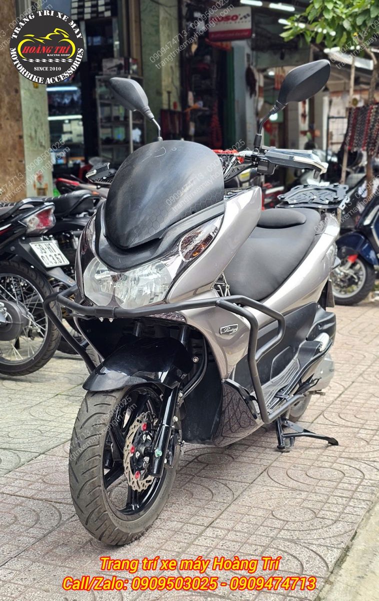 Kiểu dáng được uốn cong mềm mại, ôm sát thân xe PCX 2010 - 2012 một cách hài hòa