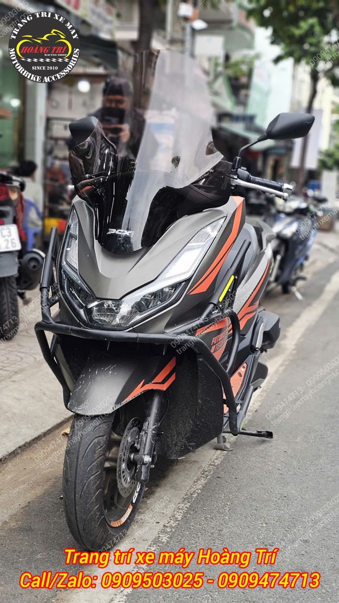 Kính chắn gió FRX vừa được lắp cho chiếc PCX 160 với bộ tem cam nổi bật, tạo điểm nhấn mạnh mẽ