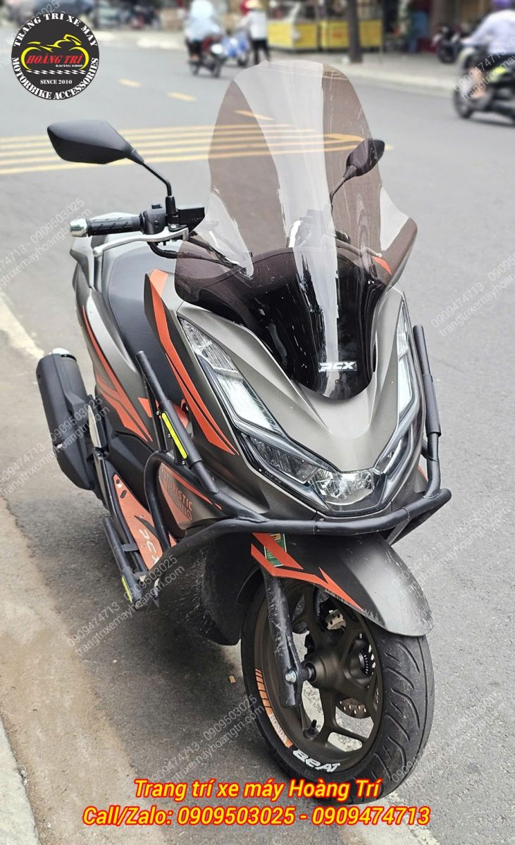 Chiếc kính FRX thay thế hoàn hảo cho bản zin, mang đến diện mạo thể thao và liền khối hơn