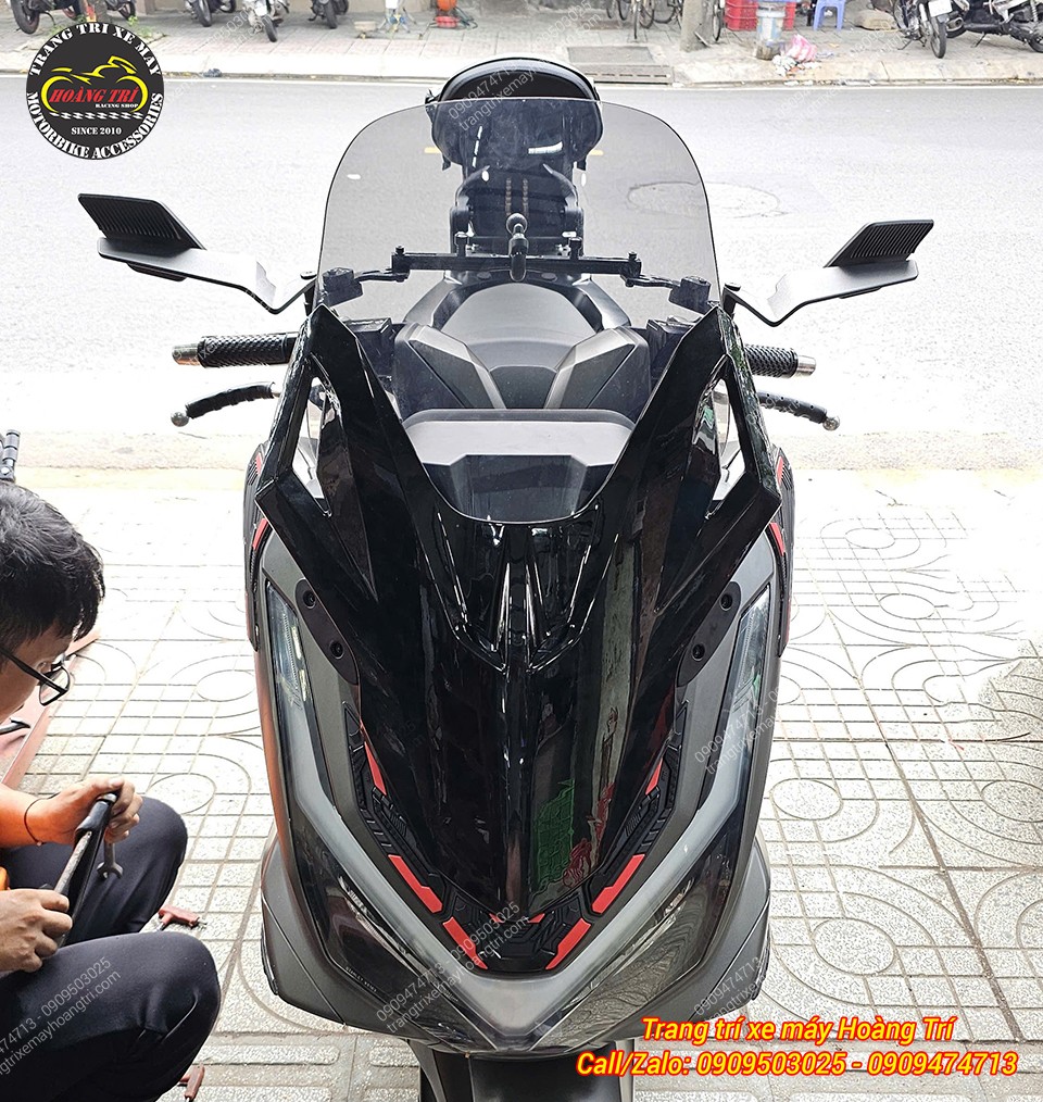 Nhân viên đang hoàn thiện những bước lắp cuối cùng cho kính chắn gió kiểu Forza trên PCX 160