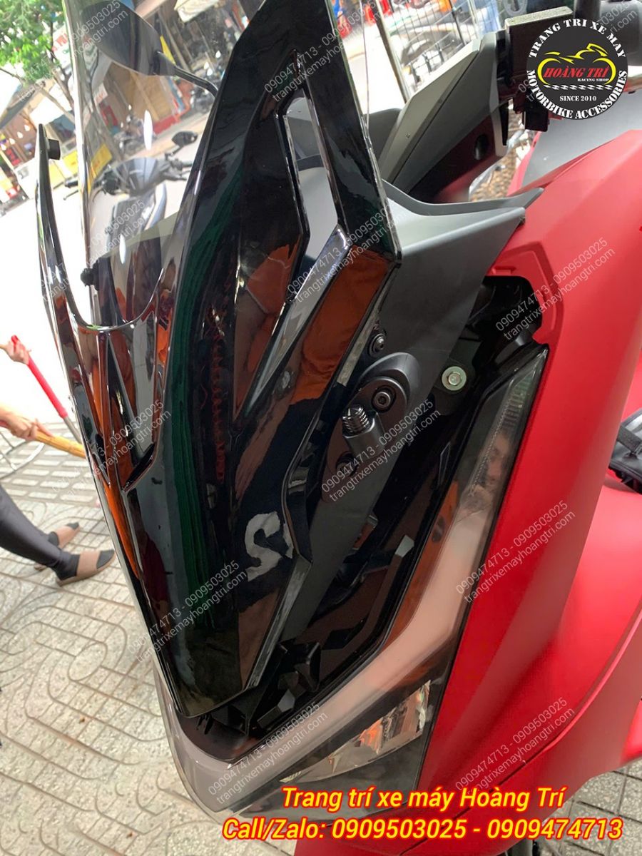 Kính chắn gió PCX kiểu Forza đã được chuẩn bị sẵn sàng để hoàn thiện xe
