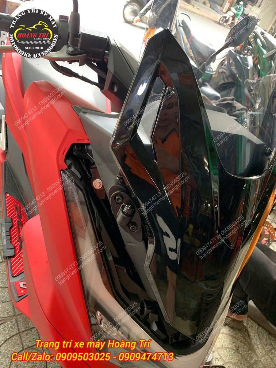 Chỉ cần gắn thêm cặp kính chiếu hậu trên mặt nạ là hoàn tất lắp đặt