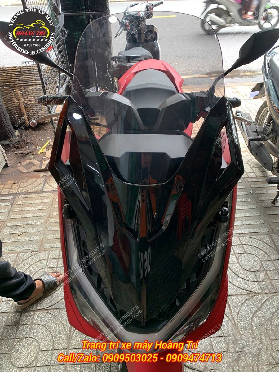Ảnh cận cảnh cho thấy rõ vẻ ngoài hầm hố của kính chắn gió PCX kiểu Forza