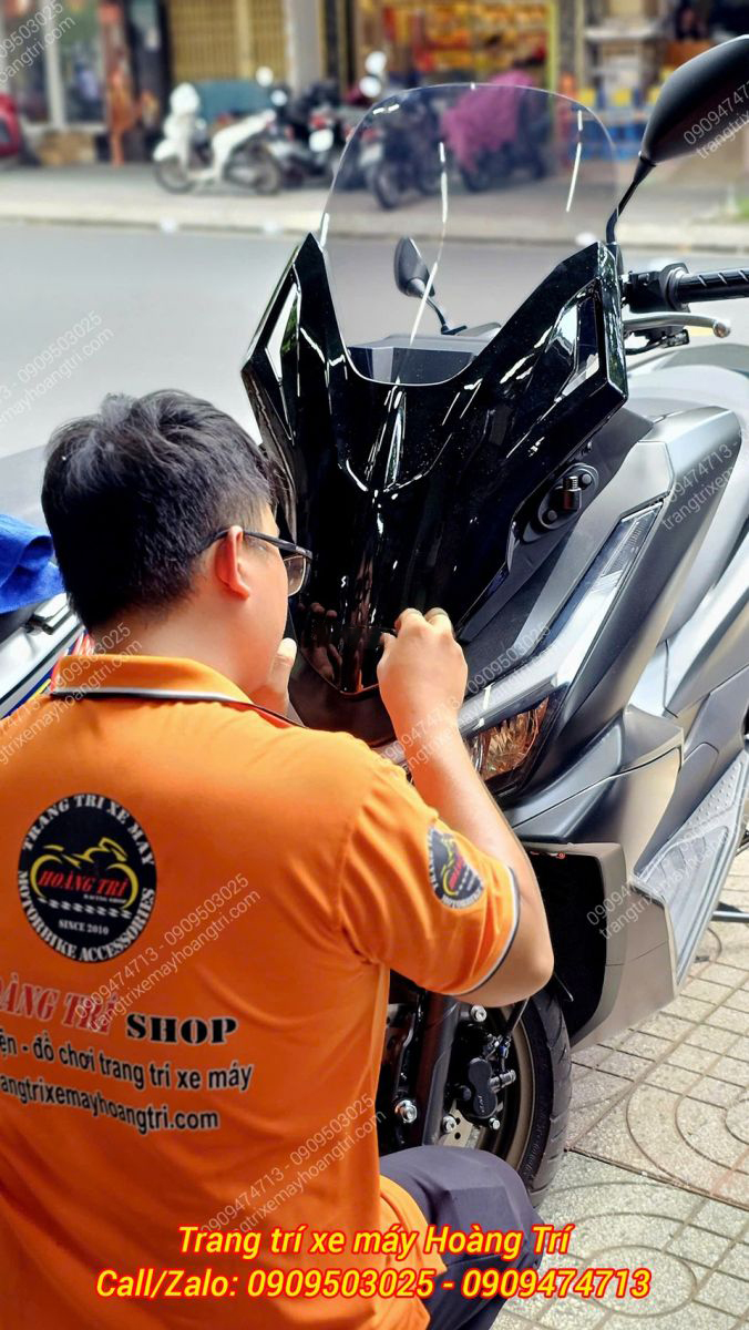 Hoàn thiện bước cuối cùng là dán logo Honda tại vị trí trung tâm của kính chắn gió kiểu Forza