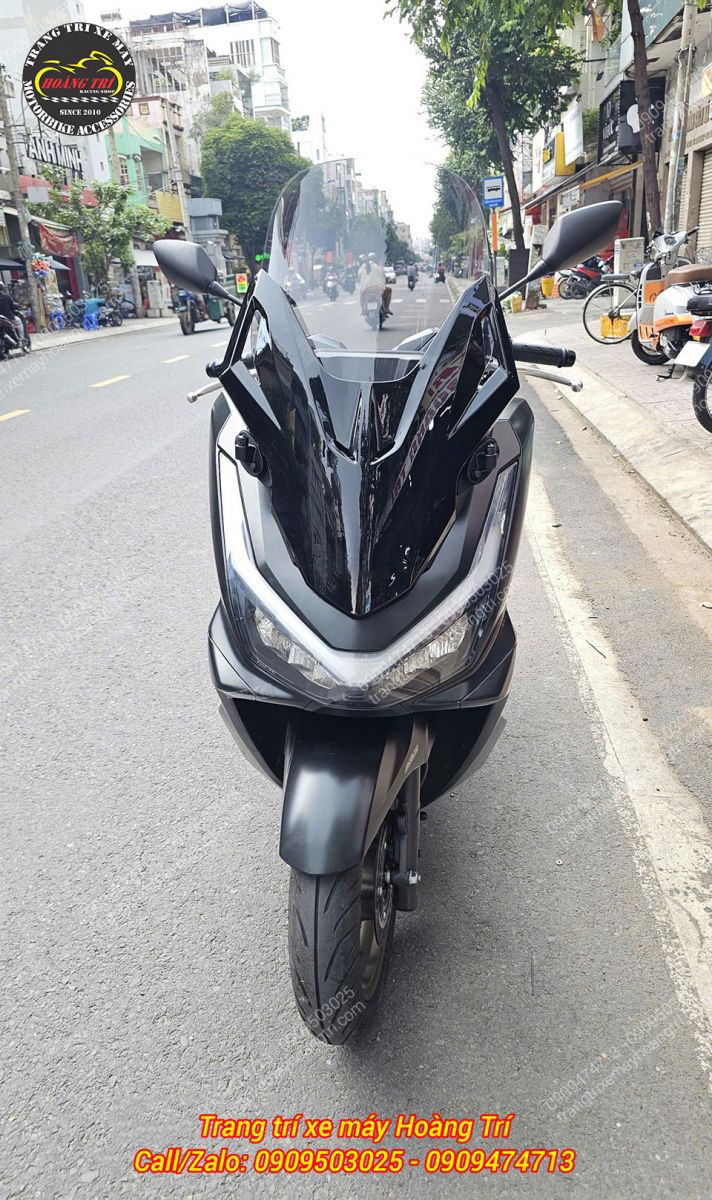 PCX 160 không còn vẻ ngoài đơn giản mà trở nên thể thao hơn nhờ kính chắn gió Forza