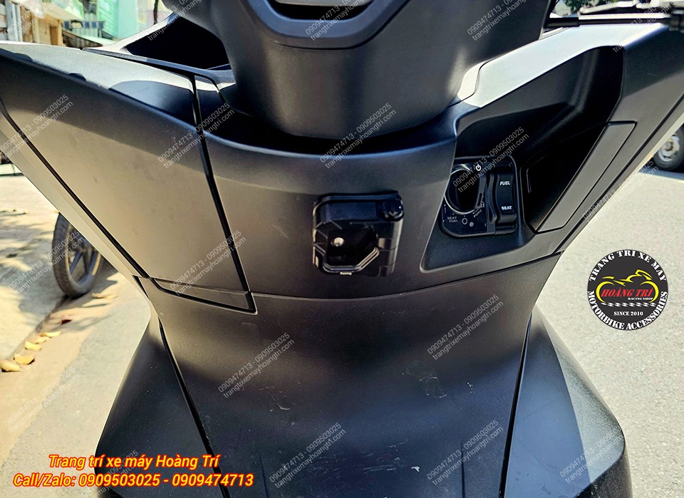 Móc treo đồ nhôm CNC được lắp tại khu vực trung tâm yếm khóa xe