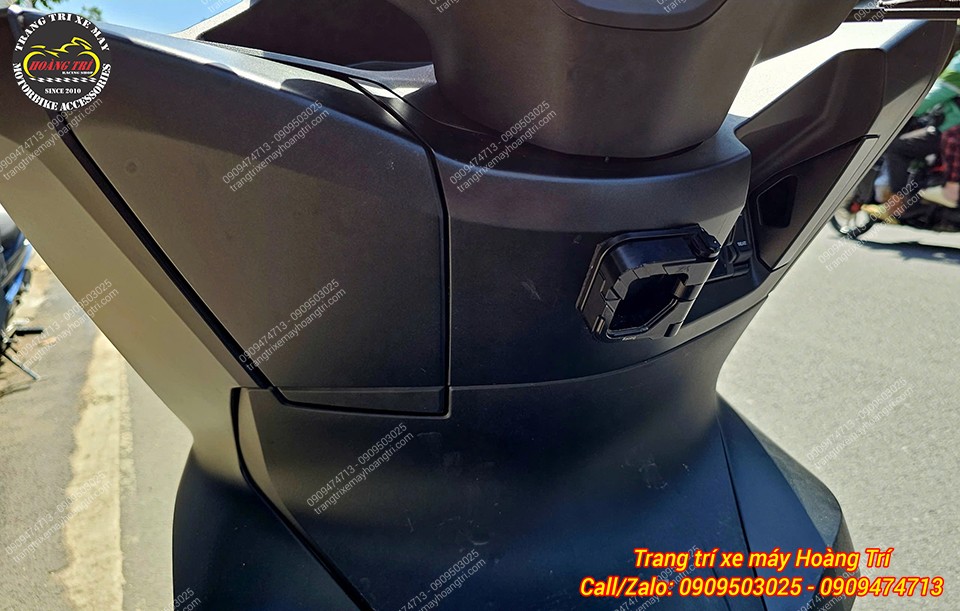 Vị trí này cần khoan hai lỗ nhỏ trên dàn áo để cố định chắc chắn phụ kiện