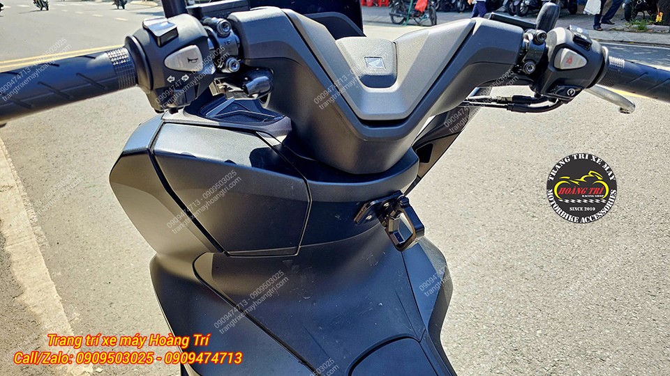 Không nên treo vật dụng quá nặng (trên 2kg) hoặc có thể treo dây túi, dây ba lô tại vị trí này để tránh hư hỏng