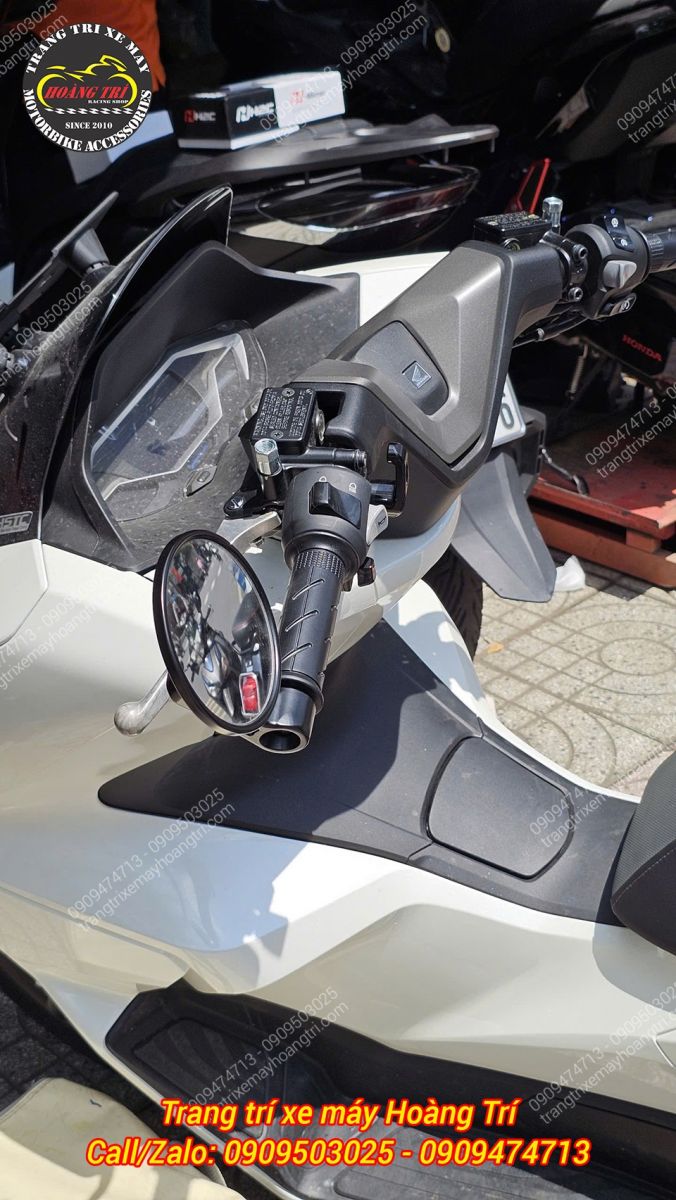 Phụ kiện móc nhôm CNC VR được gắn cho PCX 2025 tại vị trí pát kẹp cùm tay thắng bên trái
